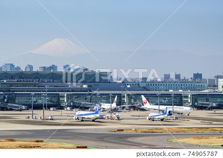 Airport scenery: Taxiing airplane and Mt. Fuji, Ota-ku, Tokyo Airport scenery: Taxiing airplane and Mt. Fuji, Ota-ku, Tokyo 74905787