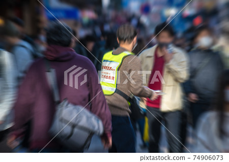 正在發布日本橫濱城市景觀的緊急狀態。徹底避免外出...人數與平時沒有區別=橫濱 74906073