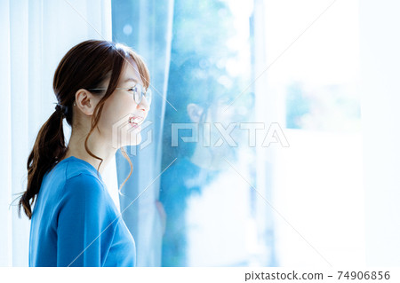 Woman with glasses bathing in the morning sun 74906856