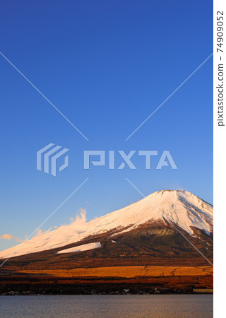 Clear sky and red Fuji in winter Clear sky and red Fuji in winter 74909052