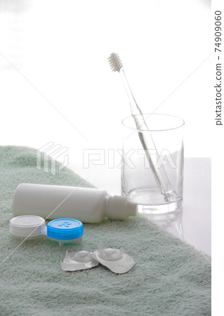 一次性隱形眼鏡和護理用品 一次性隱形眼鏡和護理用品 74909060