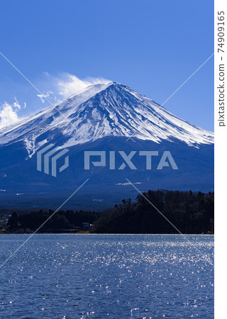 冬天的富士山，晴朗的天空和川口湖 74909165