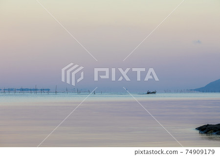 鎮靜湖真治早上和小船 74909179