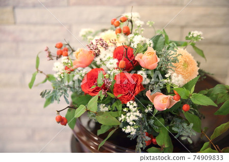 朱紅色的玫瑰和橙花的佈置 朱紅色的玫瑰和橙花的佈置 74909833