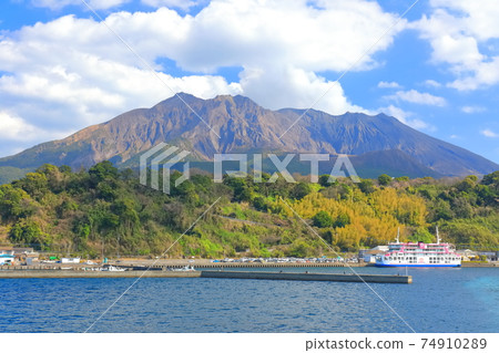 [Kagoshima Prefecture] Sakurajima seen from Sakurajima Ferry 74910289