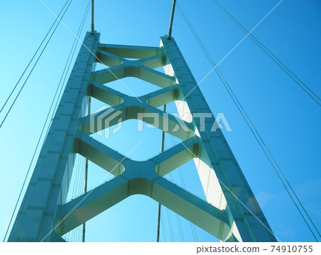 Looking up at the low-angle main tower of Akashi Kaikyo Bridge from directly below 74910755