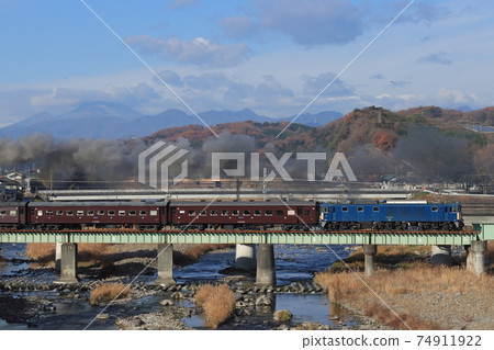 EL Gunma Yokokawa, towed by EF64-1001, crossing the Usui River through beautiful mountains_Photo taken on 13 December 2020 74911922
