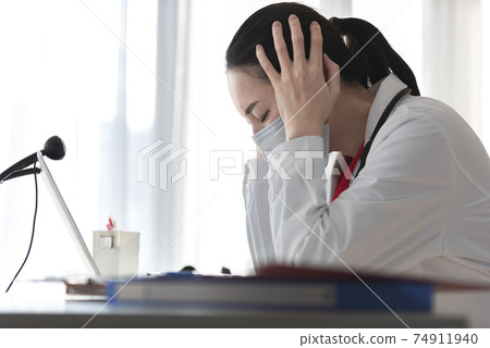 Daughter female doctor 74911940