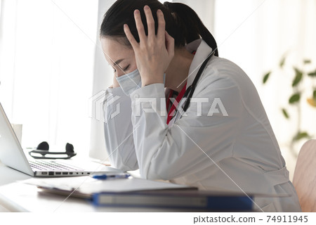 Daughter female doctor 74911945