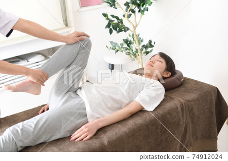 一名女子在整脊骨盆矯正期間接受按摩 74912024
