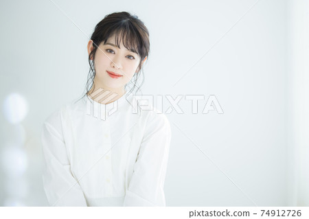 一個穿白襯衣的女人 一個穿白襯衣的女人 74912726