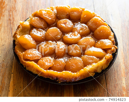 home-made caramelised apple pie Tarte Tatin home-made caramelised apple pie Tarte Tatin 74914823