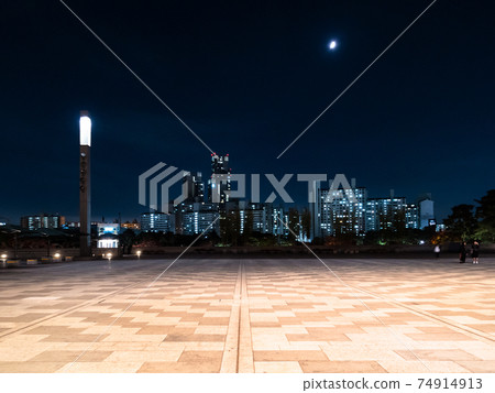 view of Seoul city with Open Plaza square in night 74914913