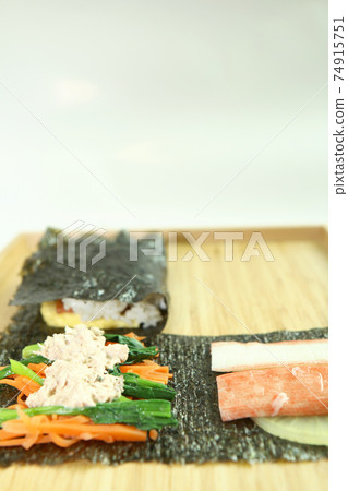 製作折疊紫菜包飯(韓國,展開的紫菜捲) 製作折疊紫菜包飯(韓國,展開的紫菜捲) 74915751