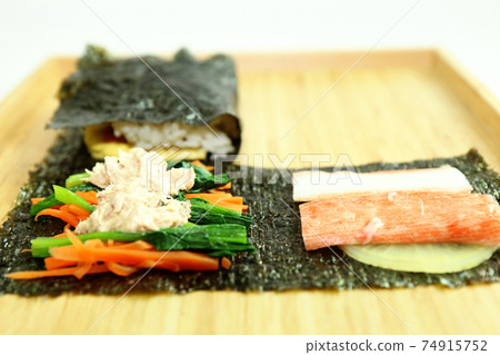 Folding gimbap (Korean, unrolled seaweed roll) 74915752