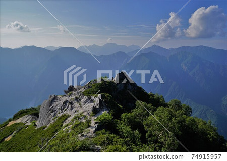 從Karasawa峰頂到北阿爾卑斯山脈的山脈 從Karasawa峰頂到北阿爾卑斯山脈的山脈 74915957