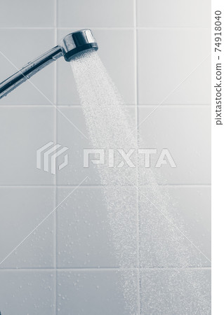 shower with flowing water 74918040