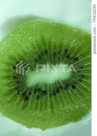 Close-up of cut kiwi fruit 74918299