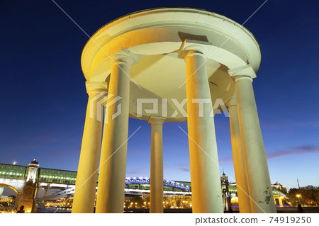 The rotunda on Pushkinskaya embankment in Gorky Park in Moscow, Russia (architect M. F. Kazakov built in the early nineteenth century), at night 74919250