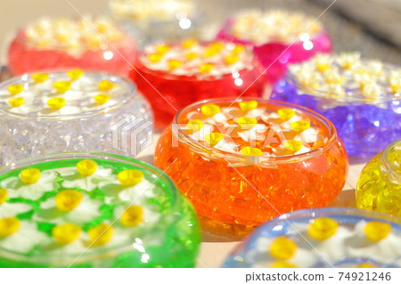 奈良縣漢娜寺的多彩水仙花手水2 照片素材 圖片 圖庫