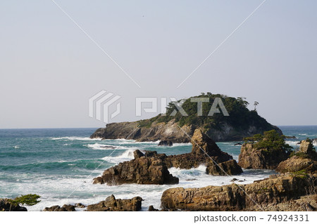 Echizen coast, the Sea of Japan in winter, rough waves 74924331