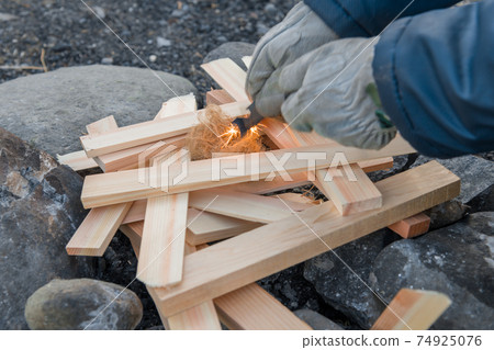 [Ignition with fire starter] 74925076