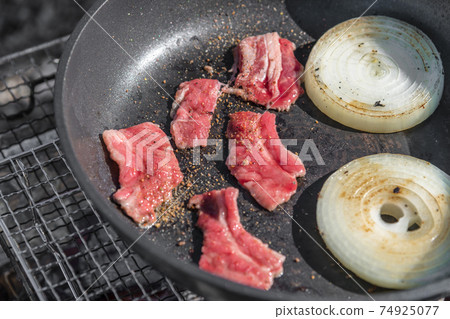 [Barbecue in a frying pan] 74925077