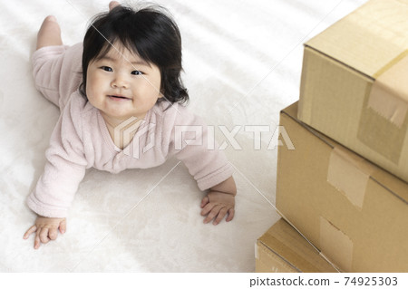紙板和嬰兒堆積。動態影像(0歲,7個月大,女孩,日語) 紙板和嬰兒堆積。動態影像(0歲,7個月大,女孩,日語) 74925303