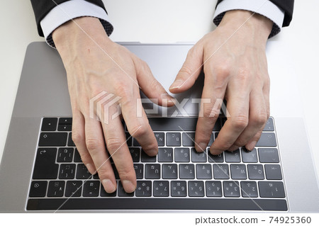 男手在筆記本電腦上的鍵盤上打字,手指按鍵盤,個人計算機,盲 男手在筆記本電腦上的鍵盤上打字,手指按鍵盤,個人計算機,盲 74925360