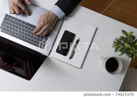 手提電腦，個人計算機，整理好的書桌，整潔的白色筆記本電腦， 74925370