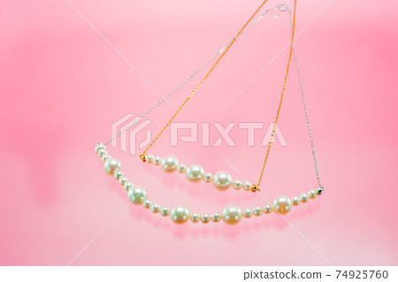 Pearl necklace 74925760