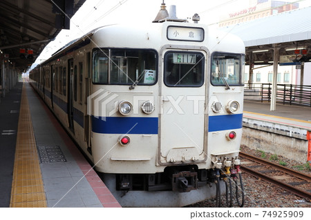 Sanyo Main Line 415 series train (from Shimonoseki Station to Kokura) 74925909