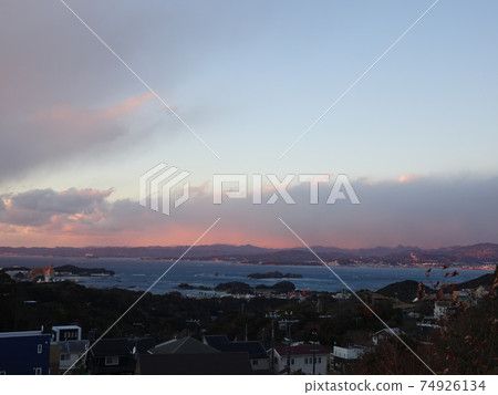 Scenery of the sea, town and mountains at dusk seen from the hill Scenery of the sea, town and mountains at dusk seen from the hill 74926134