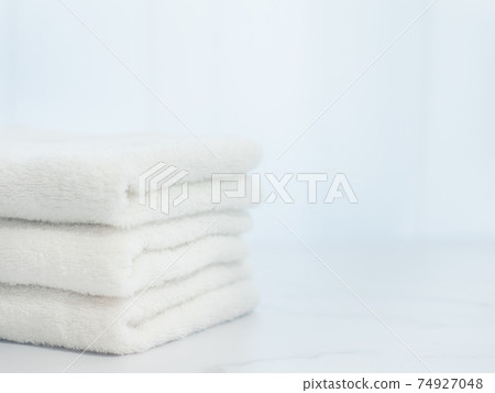 毛巾在房間裡洗淨並折疊。家務/生活方式的圖像。 74927048