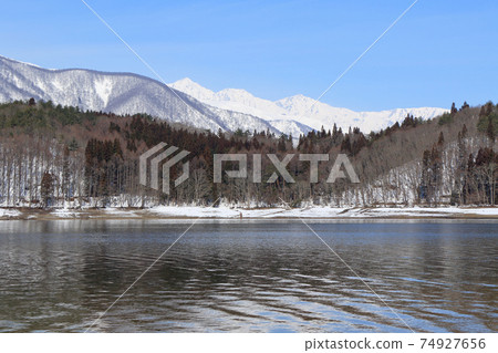 Lake Aokaki waiting for spring and Hakuba Miyama 74927656