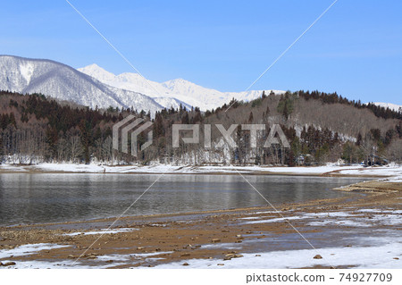Lake Aokaki waiting for spring and Hakuba Miyama 74927709