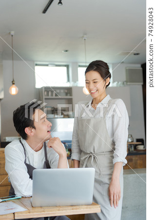 Cafe staff men and women 74928043