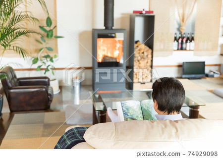 Nesting / House time Senior man reading a magazine Nesting / House time Senior man reading a magazine 74929098