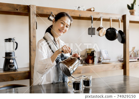 Senior woman who is making coffee 74929150