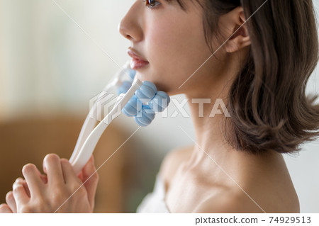 晚十幾歲的女孩和臉滾筒 晚十幾歲的女孩和臉滾筒 74929513