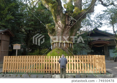 在Okusu前面祈禱(愛知縣名古屋市厚田區Okusu Atsuta Jingu) 在Okusu前面祈禱(愛知縣名古屋市厚田區Okusu Atsuta Jingu) 74930478