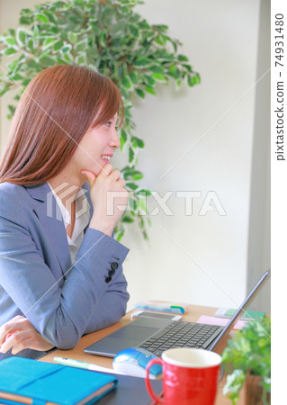 Business woman to have a meeting_vertical Business woman to have a meeting_vertical 74931480