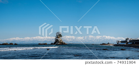 Tateyama mountain range from the Ameyahi coast Tateyama mountain range from the Ameyahi coast 74931904