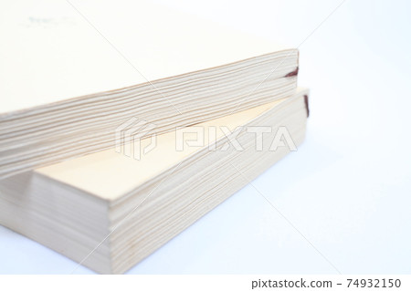 一本平裝書，其中書中的上半部分嘎嘎作響（未歸檔） 74932150