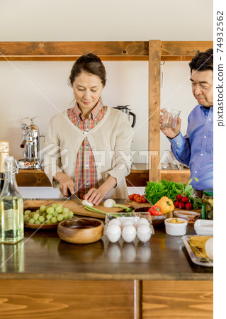 嵌套，上班時間，年長夫婦做飯 74932562