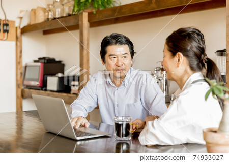 Nesting, home time, senior couple shopping online Nesting, home time, senior couple shopping online 74933027