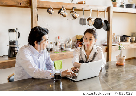 Nesting, home time, senior couple shopping online Nesting, home time, senior couple shopping online 74933028