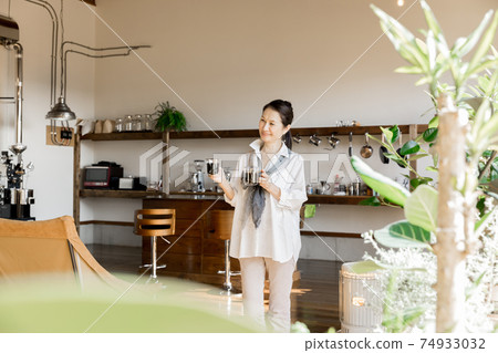 正在煮咖啡的高級女人 74933032