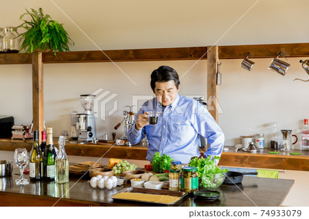 Nesting, home time, senior man cooking Nesting, home time, senior man cooking 74933079