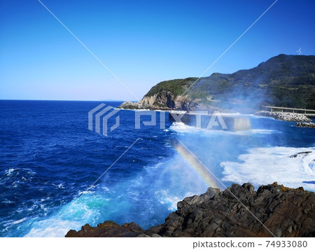 Sky, rainbow and spray Sky, rainbow and spray 74933080